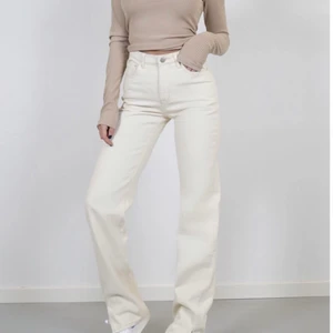 Venderby’s jeans - Moderna och snygga jeans från Venderby’s! Otroligt skönt tyg och väldigt fin créme vit färg som passar nu till vår och sommar. De har en slits längst ner i byxbenen som en snygg detalj. De är helt oanvända, endast provade. Prislappen sitter kvar. De är köpta för 650kr i nypris. Mitt pris är 500kr inklusive frakt. 