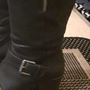 Boots  - Boots använda fåtal gånger. Används inte ,har för mycket då allt ligger i skohyllan. Kan smörjas in å fräscha till dom.  Storlek 36 men är som 36.5 -37 Då jag har storlek 37 i vanliga fall.. 