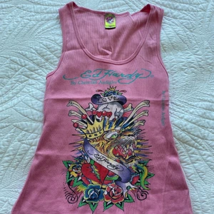 Ed Hardy linne  - Jättefint rosa Edhardy linne i storlek S, råka sätta på budgivning och vet inte hur jag tar av det så vill bara säga att linnet går att köpa direkt för 299 kr+ frakt 💗