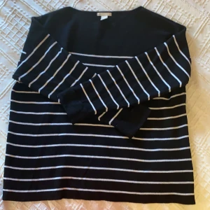 Stor rymlig randig långärmad tröja! - Detta är en extremt rymlig tröja från Hm basic kollektionen. Den är randig och väldigt bekväm. Säljes pga att jag tröttnat på den :) annars nyskick. Står storlek L men skulle tippa på att man kan ha den som XL också! Möts / hämtas i Malmö med omnejd skickas ej