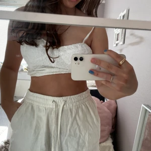 Vit topp - En supersöt vit topp perfekt nu till sommaren som är justerbar🤩 Köptes i usa från Hollister och använd bara en gång, säljs då den tyvärr inte kommer till användning💕💕 