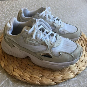Adidas Falcon - Ett par Adidas Falcon, beige. Säljer pga för små för mig. 