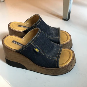 Platåskor - Svincoola platåklackar i trä och jeans från vagabond