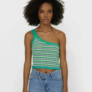 Linne från stradivarius - Säljer detta superfina linne från stradivarius för att det inte riktigt satt så som jag ville. Har endast testat det och har lapparna kvar. Köparen står för frakten🥰