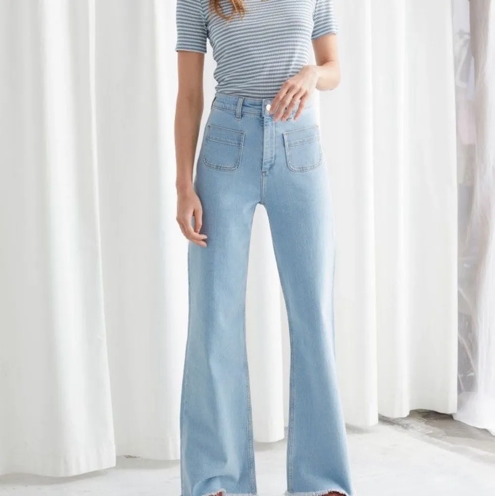 Säljer mina fina och helt slutsålda & other stories flared jeans! Coola fickor där fram och långa i modellen. Storlek 26 och i nyskick. Nypris 690 kr, säljer till högst budande! 💓💕. Jeans & Byxor.