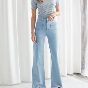 & other stories flared jeans - Säljer mina fina och helt slutsålda & other stories flared jeans! Coola fickor där fram och långa i modellen. Storlek 26 och i nyskick. Nypris 690 kr, säljer till högst budande! 💓💕