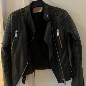 Skinnjacka  - Tänker sälja min fina skinnjacka som är använd några gånger. Säljer den för att jag har köpt en ny jacka.   Vid nacken där back så har skinnet släppt lite men inget som märks nypris 700kr. Vid intresse så är det bara att skriva☺️☺️