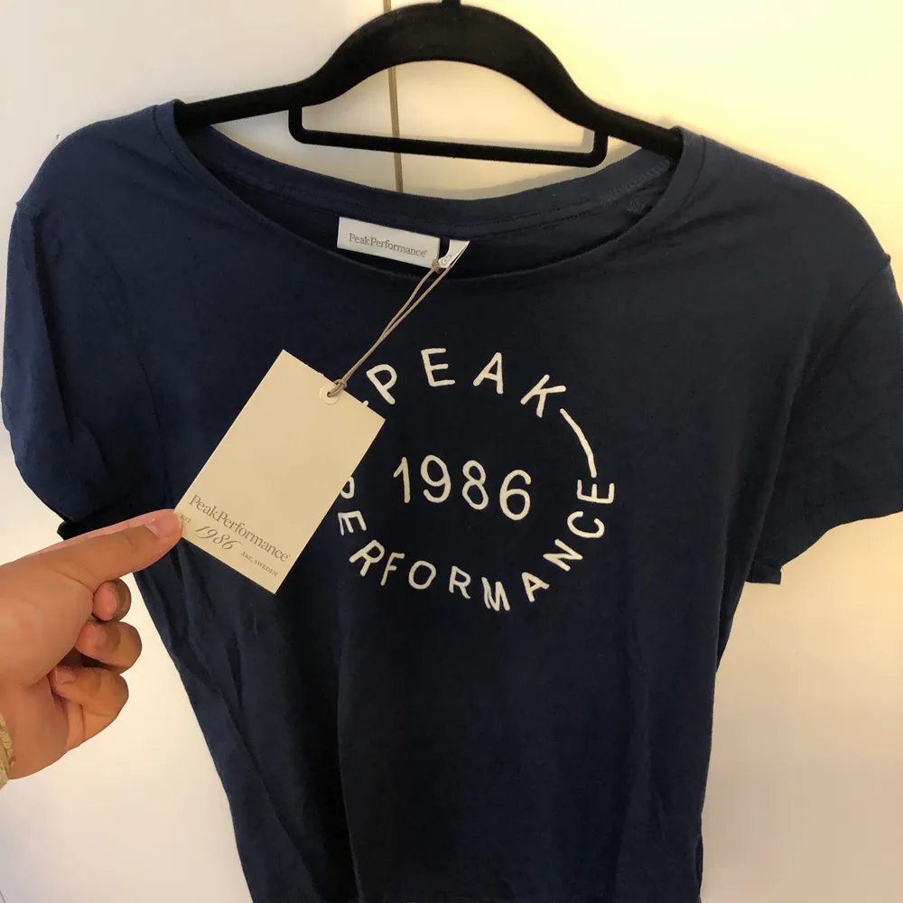 Peak Performance Marinblå T-shirt helt ny, prislappen är fortfarande kvar! Köpt från Intersport. Storlek L men lite tajt så mer som ett M. Kan mötas up i Stockholm eller frakta men köparen står för frakten✨. T-shirts.