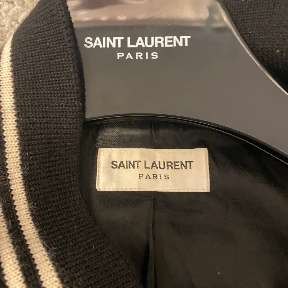 Saint Laurent Teddy från 2017. Hedi Slimane, kommer med galge och kvitto. Använd cirka 5ggr. Nypris 1590€. Jackor.