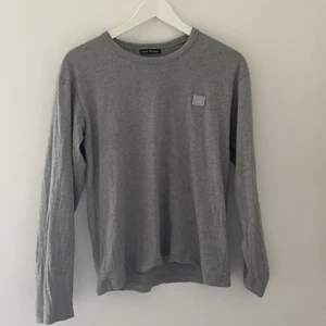 Acne Studios tröja - Long sleeve T-shirt från Acne studios Face collection i storlek S. 