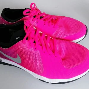 Nike sneakers  - Nästan nya sneakers, har använt bara några gånger, strl. 38, pris 200kr 