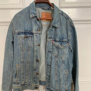 Levis jeans jacka - Vanlig jeans jacka från Levis. Strl M. Inga slitage utan väldigt varsamt använd. 