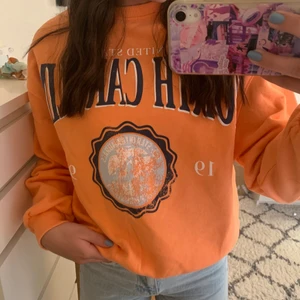 Sweatshirt  - Jättefin sweatshirt från bershka i xs, färgen har inte lika gul ton i verkligheten 💖