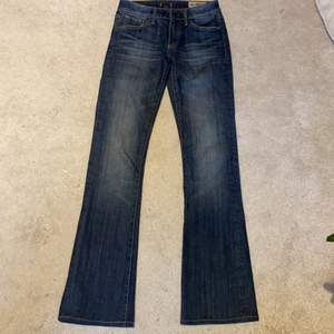 Snygga bootcut jeans från crocker som är låga i midjan, storlek 26/34 men väldigt långa i benen