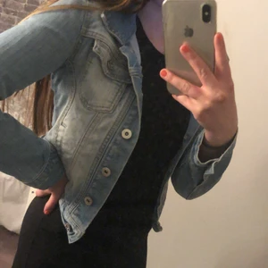 Jeansjacka  - Superfin Jeansjacka, inte använd många gånger💖köparen står för frakten.