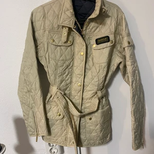 Barbour vår jacka - Säljer då den inte passar mig i storleken 