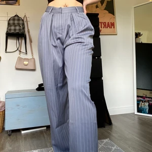 Randiga Kostymbyxor - Snygga gråa oversize kostymbyxor som sitter som perfekt i midjan. Underbar passform och bra längd på byxorna. Aldrig använda! Stl. 36 (sant i midjan men stora runt rumpan och benen).