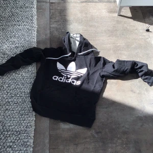 Addidas hoodie  - Jätte fin addidas hoodie knappt använd med flis inuti 