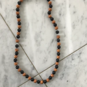 pärlhalsband - Coolt halsband med träpärlor. Väldigt hippie och 60-70tal 