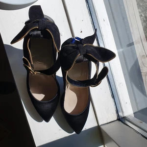 Sonia Rykeil Klackar Skor  - Mörkblå sammet klackar av Sonia Rykeil. Riktigt feta och höga, knappt använda. Köparen betalar frakten.