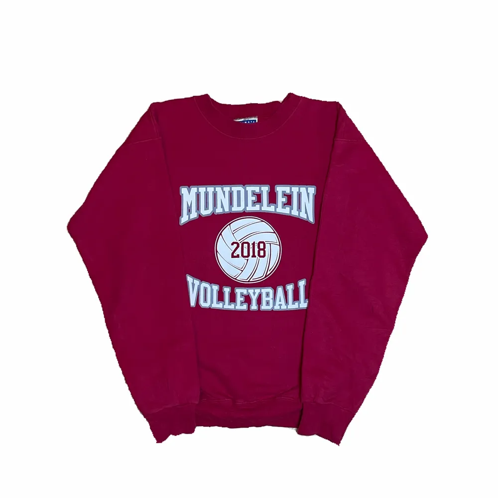 Vintage Mundelein Volleyball Sweatshirt   Storlek  S Measurements: Length - 69 cm Pit to pit - 54 cm  Condition: Vintage (9/10)  (Pris -330kr)  DM för mer bilder och frågor. Tröjor & Koftor.