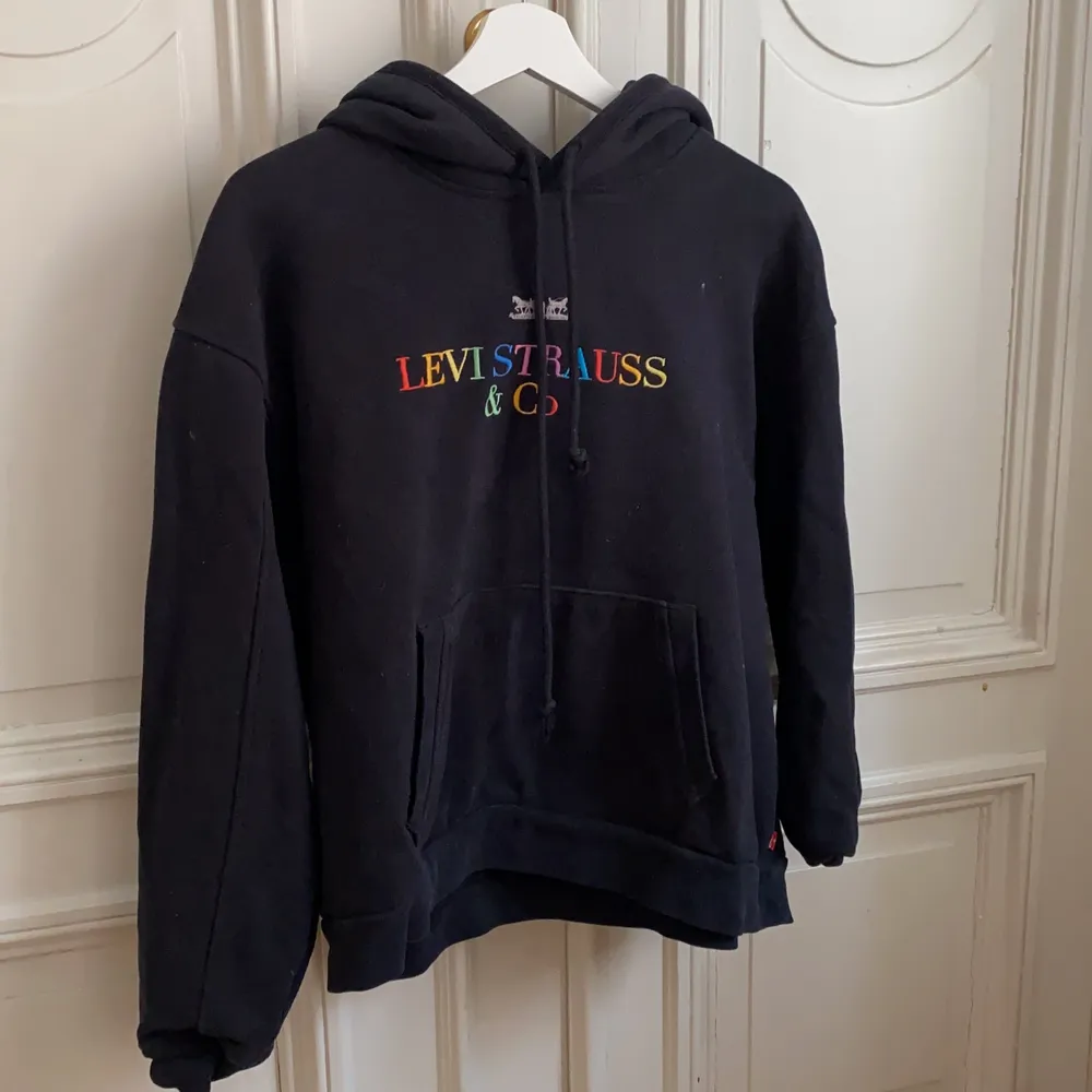Cool levis hoodie i super fint skick! Nästan aldrig använd. Köptes för 700 kr men säljer för 200 inkl frakt!💕. Hoodies.