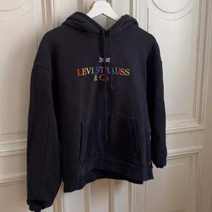 Cool levis hoodie i super fint skick! Nästan aldrig använd. Köptes för 700 kr men säljer för 200 inkl frakt!💕