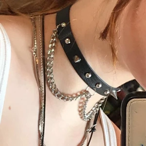 Choker med nitar  - En läder choker med jävligt snygga nitar och kjedjor. Har två olika knäppen så passar på olika stora halsar