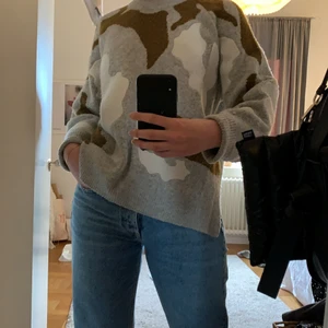 Stickad tröja i olika material  - Stickad tröja i olika material från hm. Unik tröja med varierande material (se sista bilden). I använt skick. 