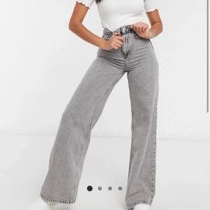 jeans - Gråa fina jeans som är helt oanvända! står på prislappen att det är storlek 36 men i byxan står det 32 men skulle säga att de passar 32/34. De är för långa på mig som är 166. 