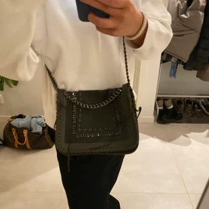 Zara väska - Säljer denna gröna väska från zara, använd fåtal gånger och är i bra skick. 