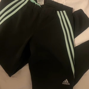 Adidas tights  - Adidas träningstights, använda få gånger. Tighta hela benen. Mintgröna sträck som går från midjan till halva låret. Högmidjade. Storlek M