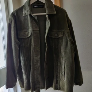 Sommarjacka Zara - Grön sommarjacka i manchester från Zara. Köparen står för frakt💞