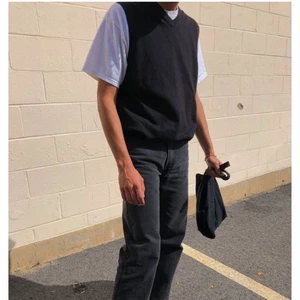 Vintage Sweater Vest - Svart stickad vintage väst i perfekt skick. Lite boxig passform och sitter som M/L