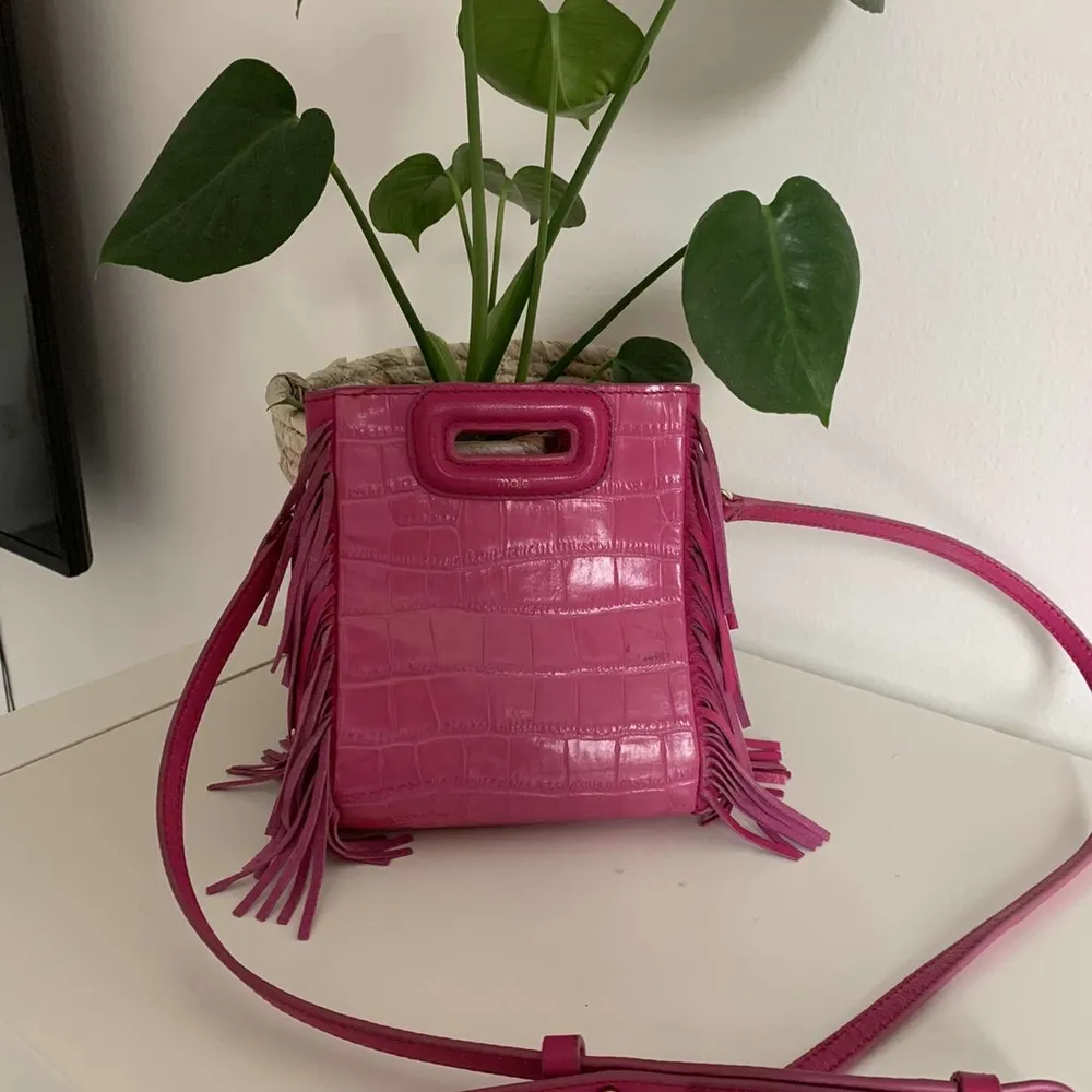 Hej!! Säljer min coola maje väska som är knappt andvänd, i en super härlig rosa färg så fin till sommaren💓💓💓små slitningar på baksidan men det syns knappt. Accessoarer.