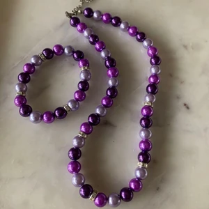 Smyckesset i lila pärlor 💜 - Underbart vintage smyckesset i lila pärlor. Inga defekter. Är du intresserad eller har frågor? Kontakta oss via chatten 🌟                                                                         Leveransinfo:                                                                 Vi kan leverera på två olika sätt.                                    - Vi kan mötas upp på TEG och lämna produkterna       - Frakta via postnord (köparen står för frakten)