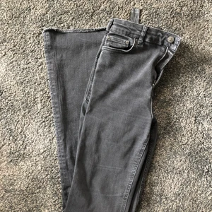 Bootcut Jeans Zara  - ett par bootcut jeans från Zara i strl 36 i väldigt bra skick, säljer då de börjar växa ur mig. Köpta för 450 kr och säljer för 200 kr! Köpare står för frakt!💞💓