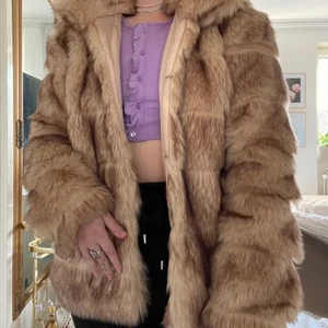 Falsk pälsjacka  - Säljer min pälsjacka som jag har köpt från Nelly! Den är i nyskick då jag har använt den enstaka gånger. Köparen står för frakt! 