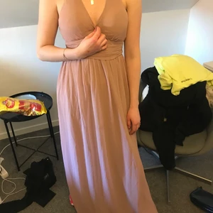 balklänning - hej! säljer min balklänning som är helt ny, med prislapparna kvar. 