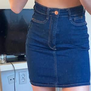 Jätte fin blå jeans kjol som formar din kropp använd 1 gång men kommer inte till användning super bra skick, säljer för 90kr köpes för 399kr på Gina, ni står för frakt