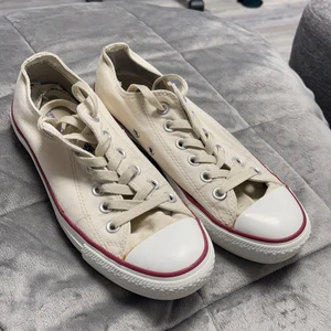 Converse - Converse i färgen Ox white, lite mer beige ton. Storlek 39, har bara legat i garderoben och använda Max 3 gånger. Pris + frakt 