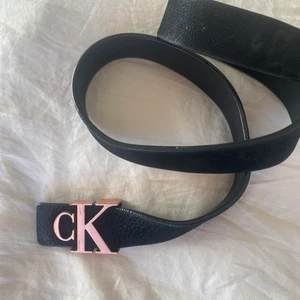 Skärp från CALVIN KLEIN - Märket är rosé färgat! Skitsnyggt till blåa jeans😍