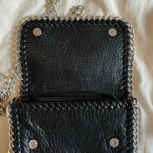 Svart ”läder” väska - Enkel fin väska där det viktigaste får plats. Väldigt bra skick 🤪