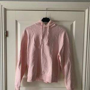 Rosa hoodie  - Rosa hoodie ifrån nakd, i väldigt bra skick. Normal i storleken och är i en fin rosa färg