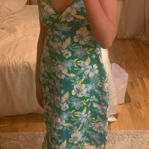 Vintage klänning  - Rensat igenom min mammas gamla kläder och hittat en massa plagg som antingen inte passar eller som jag vet att någon annan kmr använda mer än mig!💗 Säljer den här klänningen köpt på hm för evigheter sen av min mamma, aldrig använd och i strl L men passar mindre (jag är s), kan enkelt sys in🤩
