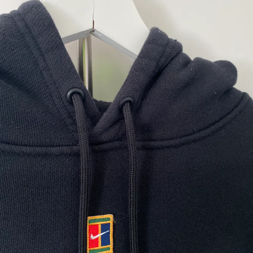 En superfin svart Nike hoodie med en lite mer ”ballong” ärm. Även lite halvcroppad. Knappt använd därför i nyskick, säljer pga för liten storlek. Originalpris; 579kr     Säljer för 100kr+frakt. Hoodies.