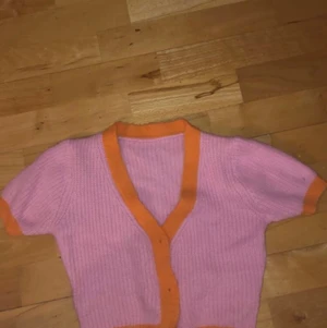 Stickad topp - Säljer denna jättefterfrågade toppen, den är aldrig använd (förutom till bilden) och perfekt nu när det blir varmare. Stickad i ett supermjukt och mysigt material! Den är croppad och därmed jättesnygg över ett linne tillexempel. Den sista bilden är lånad, kontakta mig vid intresse och för fraktpris❤️🙌🏻