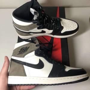 Jordan 1 High - Dark Mocha // A-kopia, därav priset // Skick: 10/10 DS // Storlek 41 // Kom med bud // Kan fraktas via PostNord på köparens bekostnad, alternativt meetup i Uppsala 