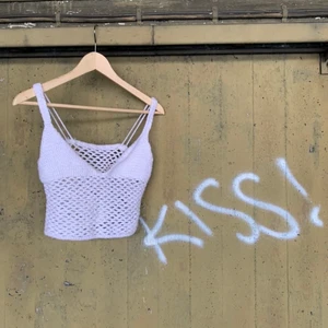 Trendig stickad topp  - Säljer min stickade topp då den är för liten för mig och väldigt trendigt just nu. Superfin och passar perfekt till sommaren 🌼 Skulle säga att de är en XS då jag själv är en S 🤌🏻