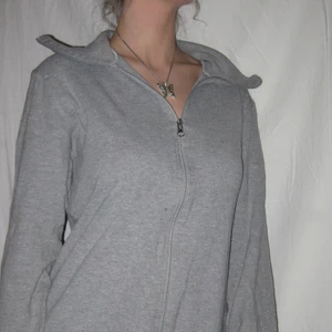 Kofta/ tjocktröja - En basic grå kofta/ tröja. Passar st s/m! Köparen står själv för frakten🌹 /Alva